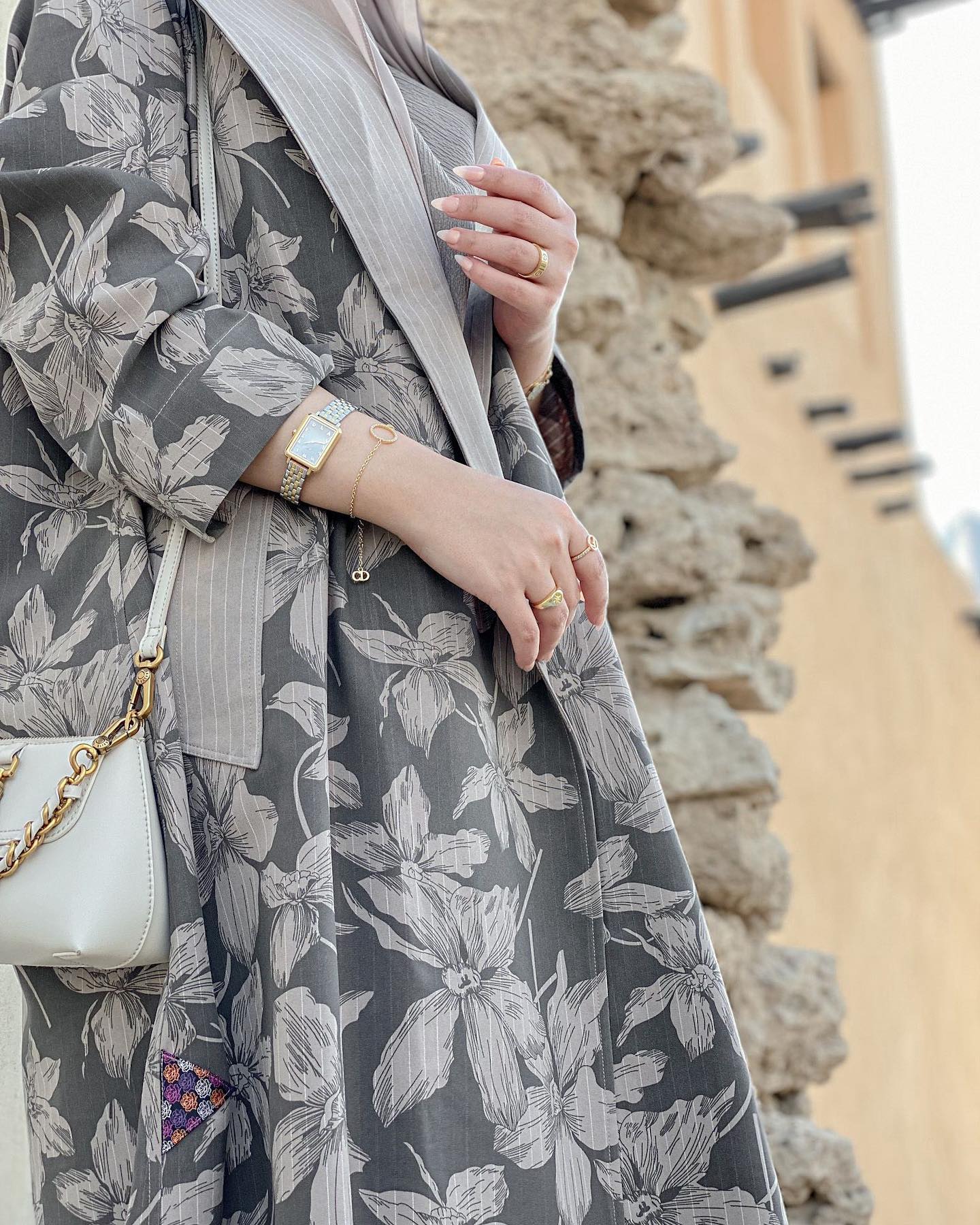 Grey abaya with roses and wide collar