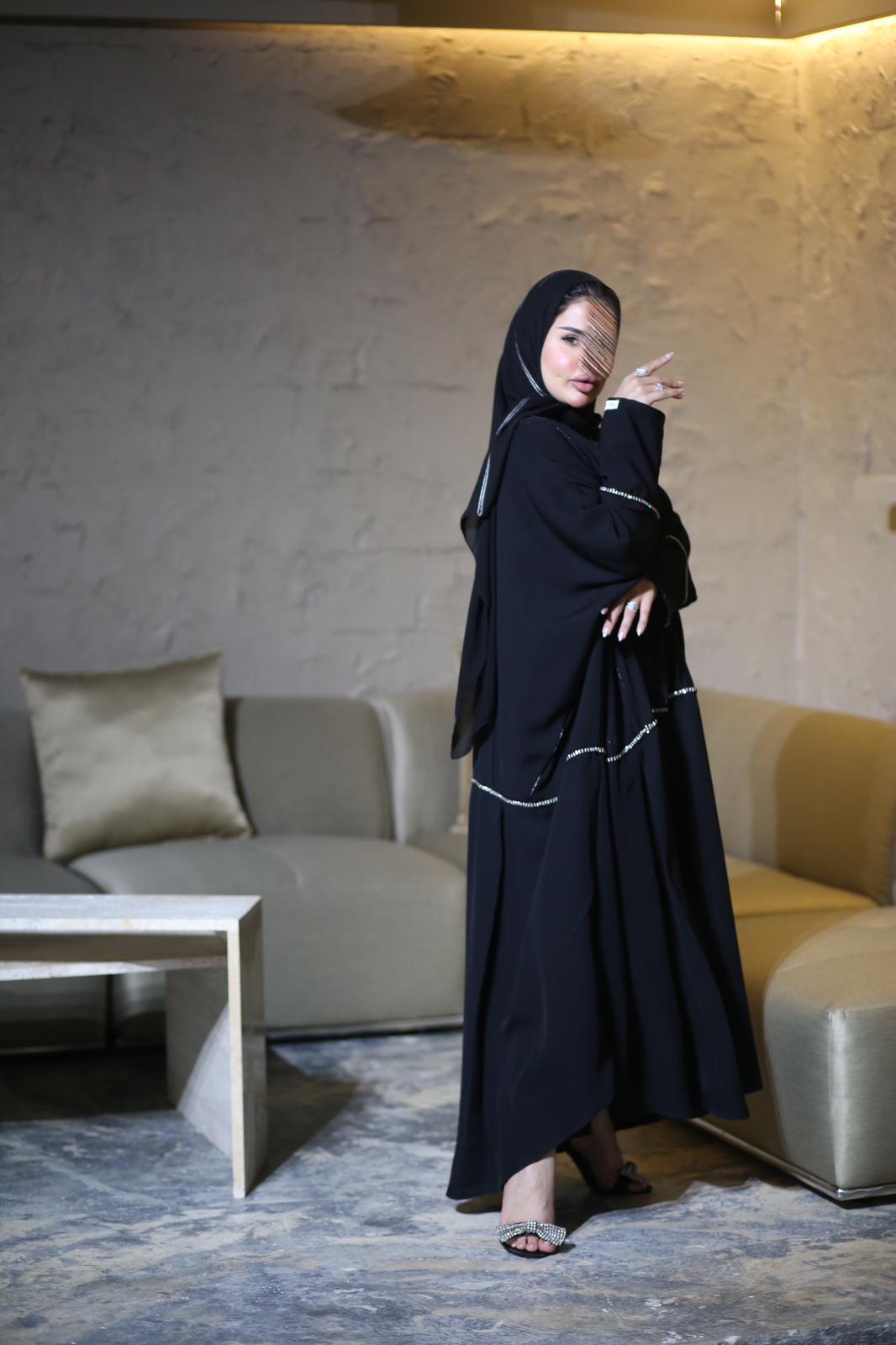عباية سوداء مع خط ذهبي من الاكسسوارات