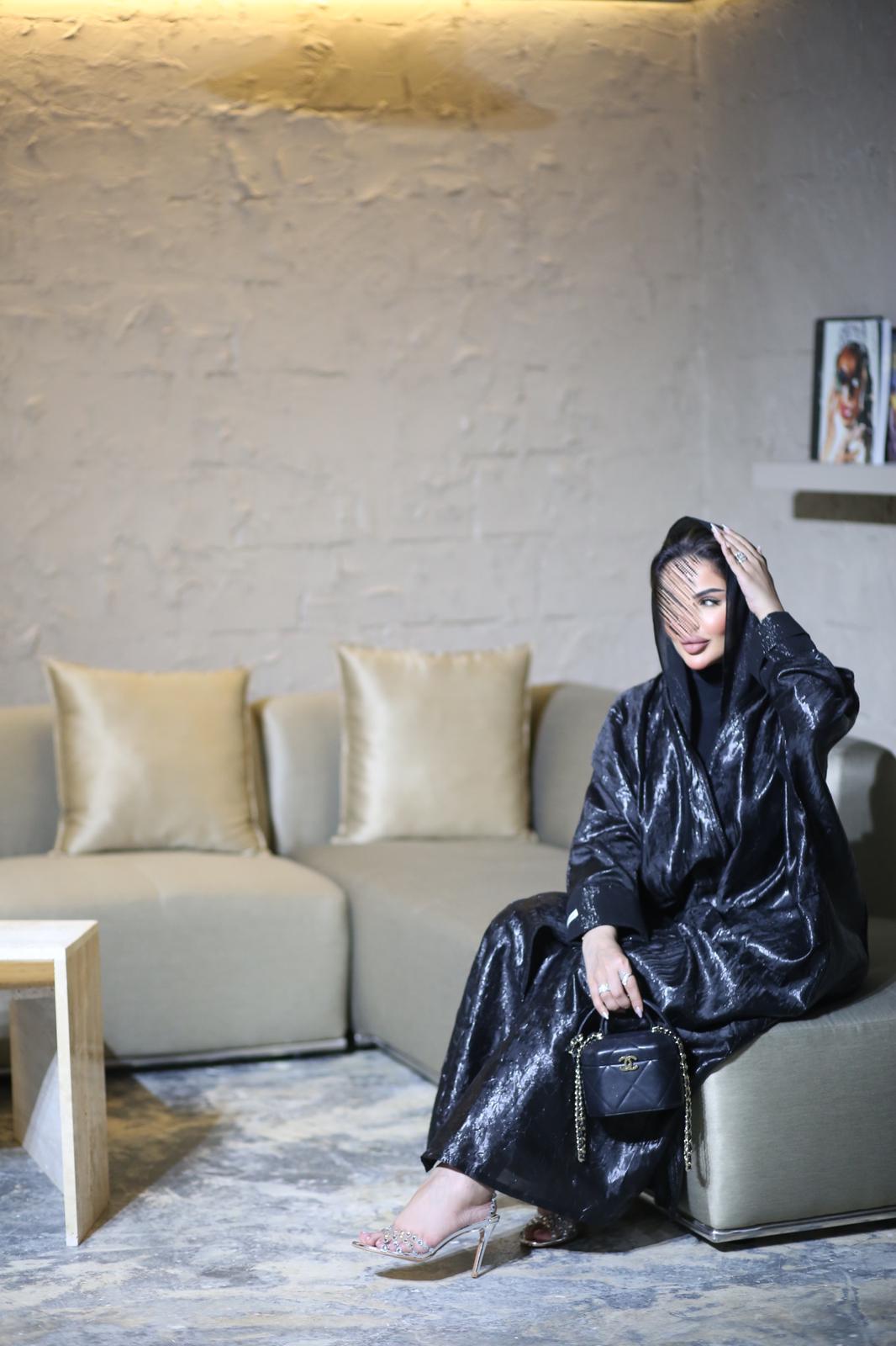Loose abaya with a leather sheen