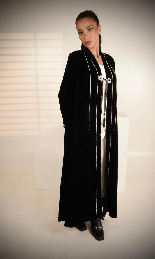 Black abaya velvet with two accessory buttons and distinctive sleeves