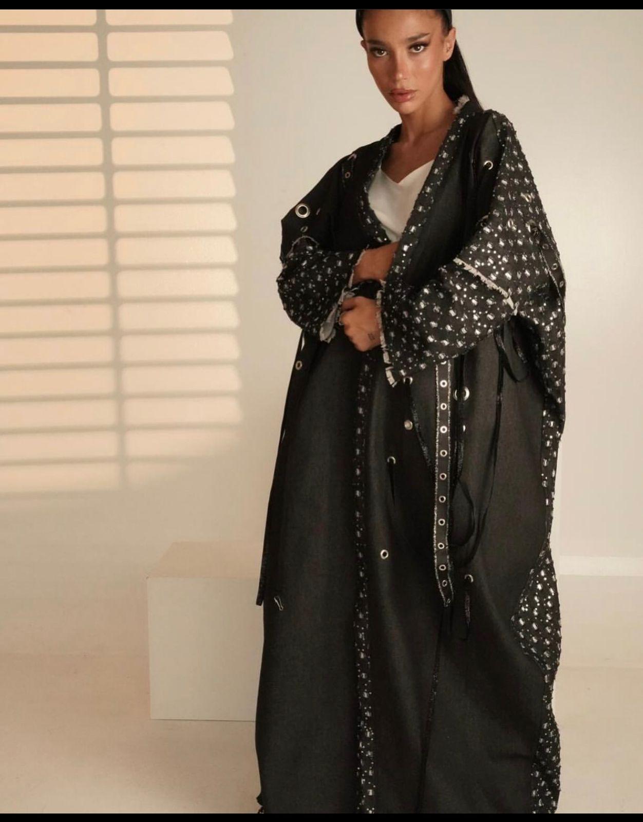 Abaya with metal rings and shiny fabric