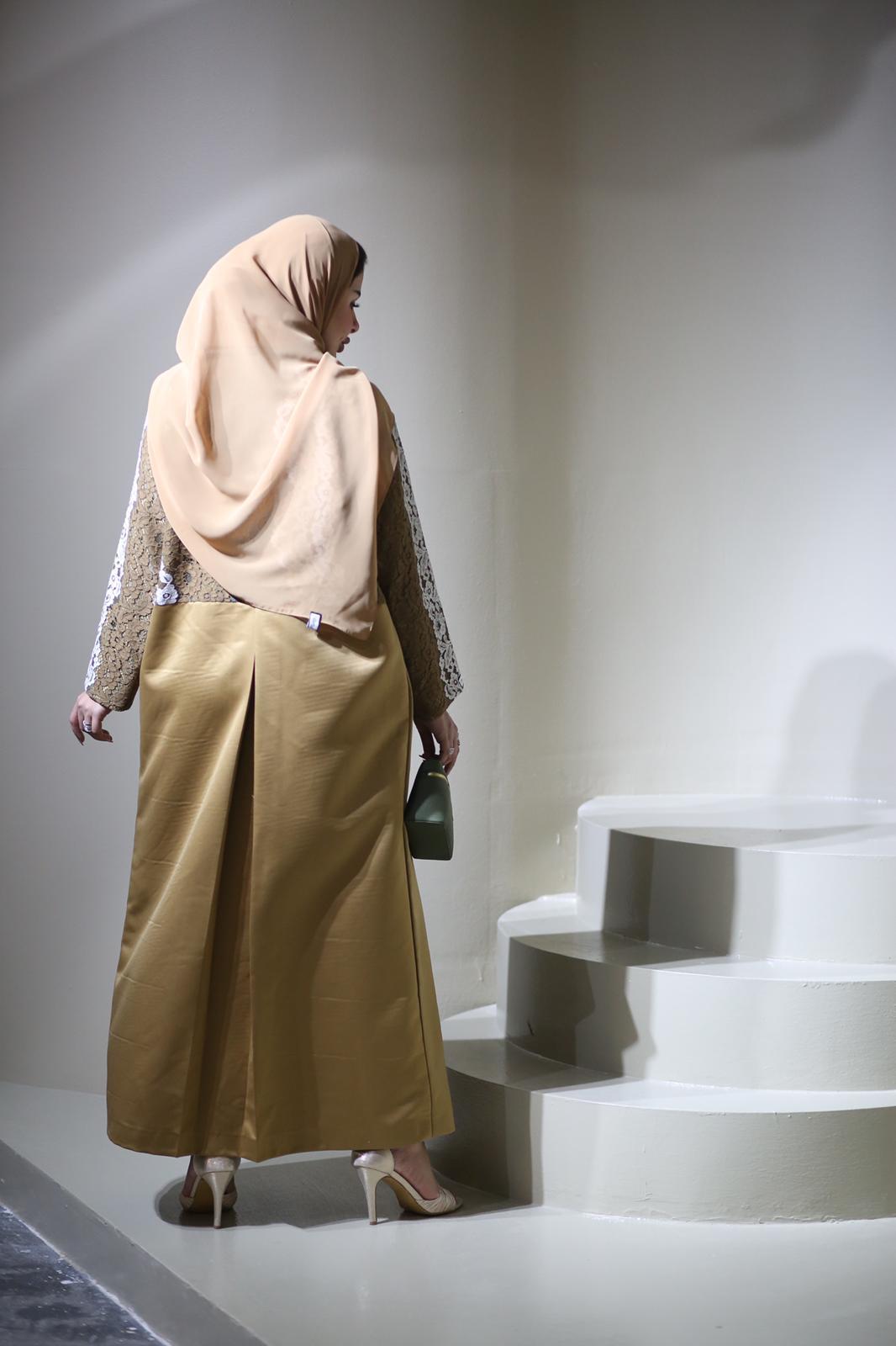 Abaya mix of elegant embroidery with shiny golden fabric