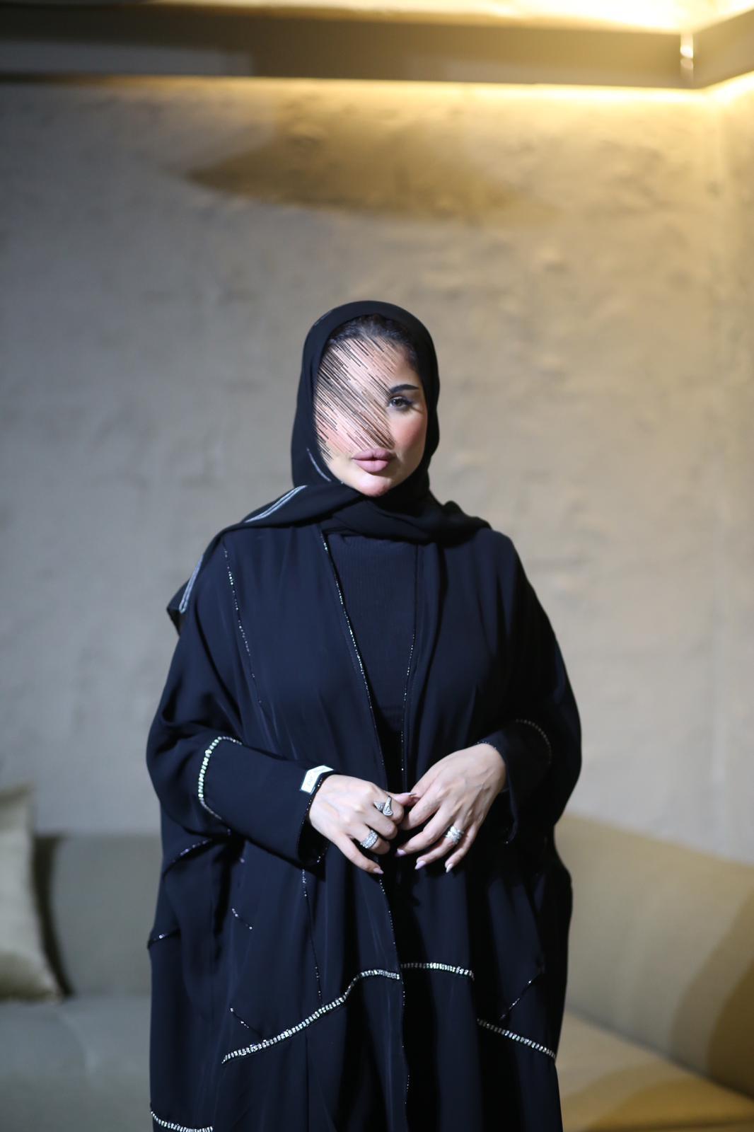 عباية سوداء مع خط ذهبي من الاكسسوارات