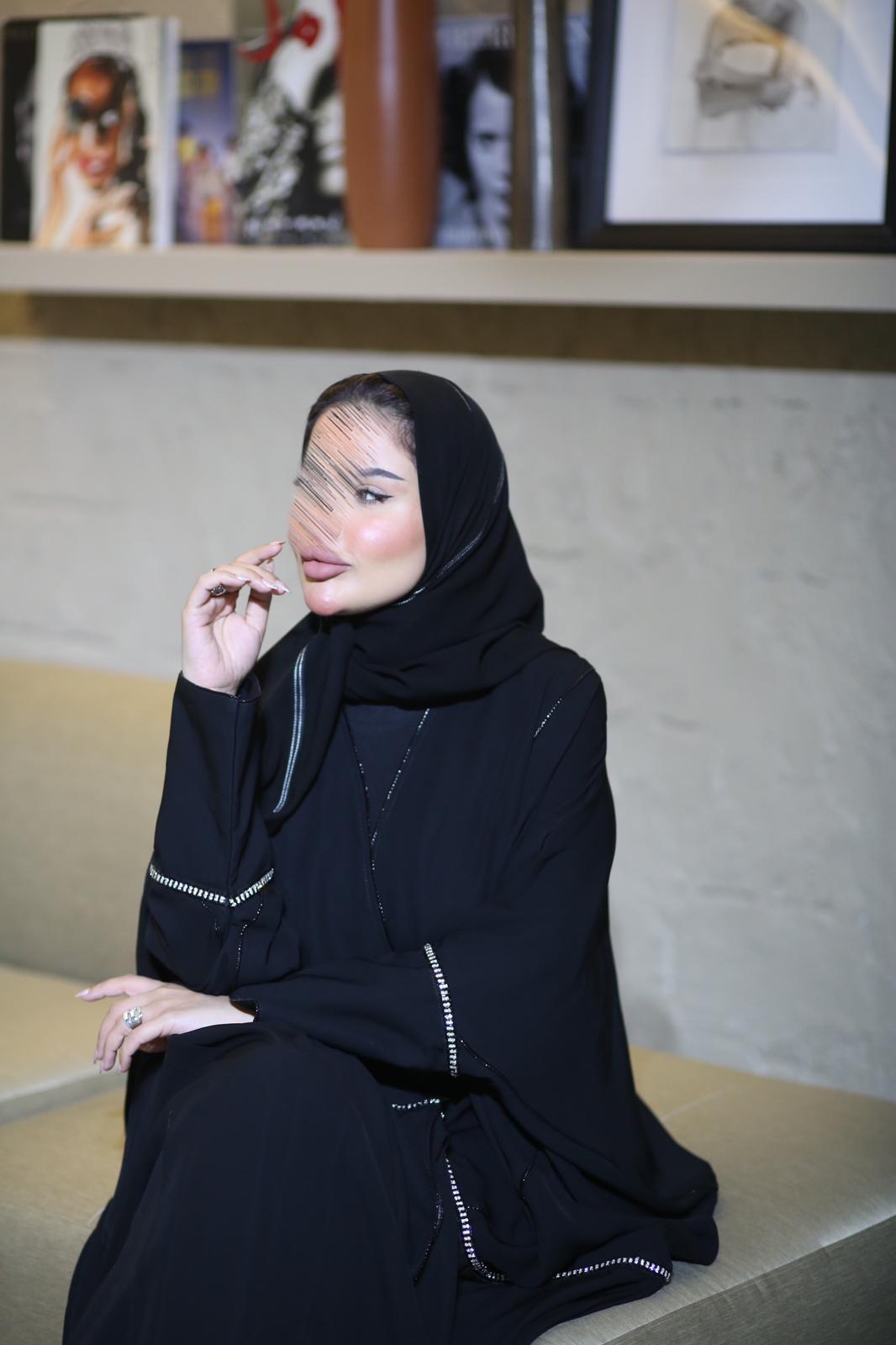 عباية سوداء مع خط ذهبي من الاكسسوارات