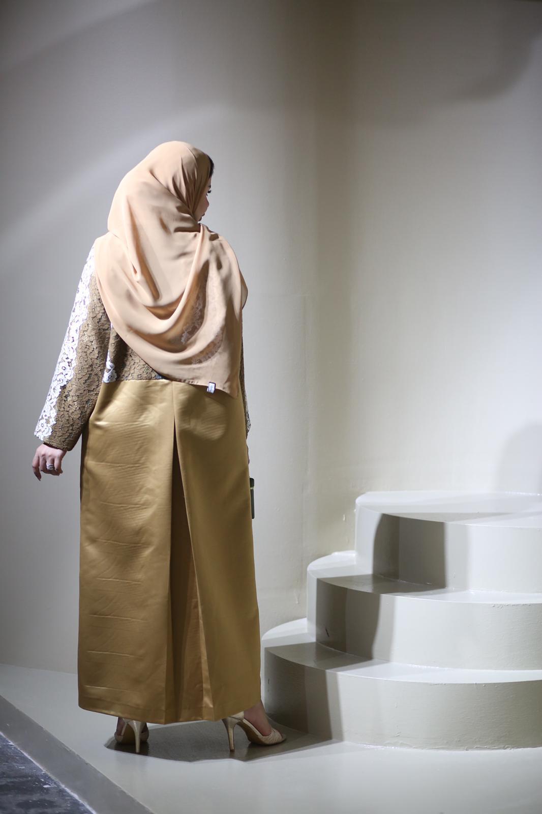 Abaya mix of elegant embroidery with shiny golden fabric