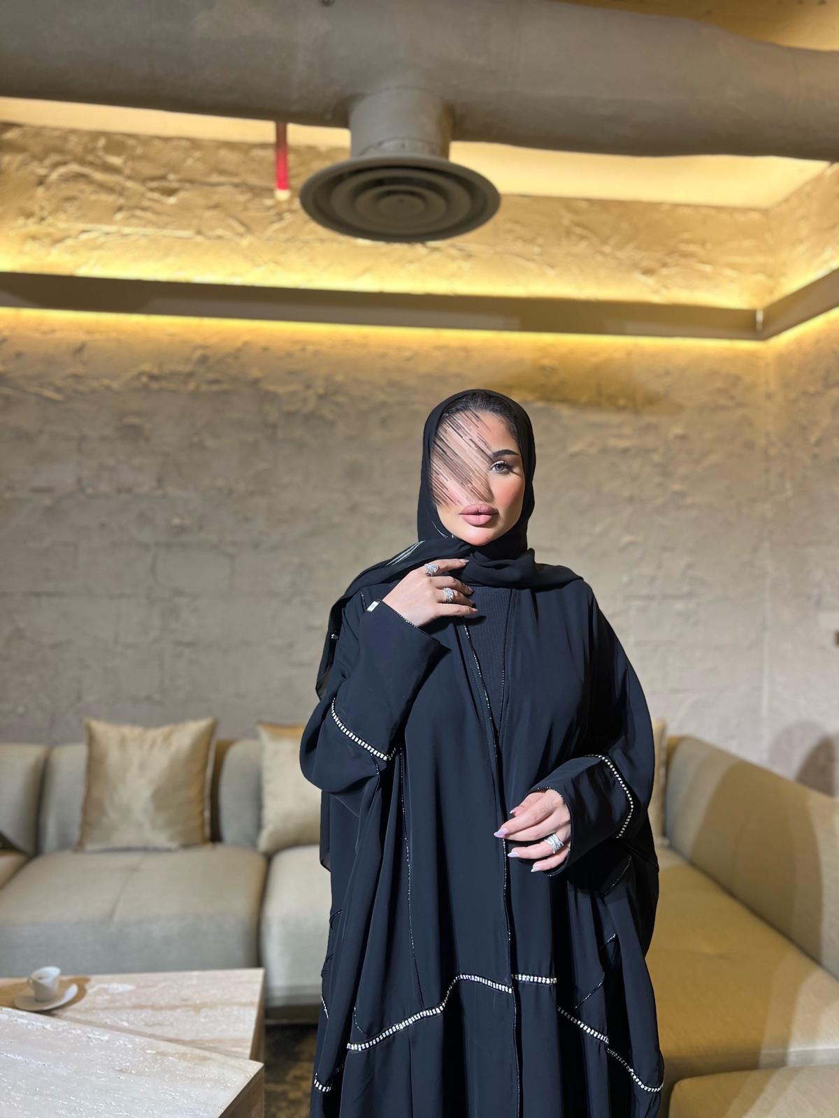 عباية سوداء مع خط ذهبي من الاكسسوارات
